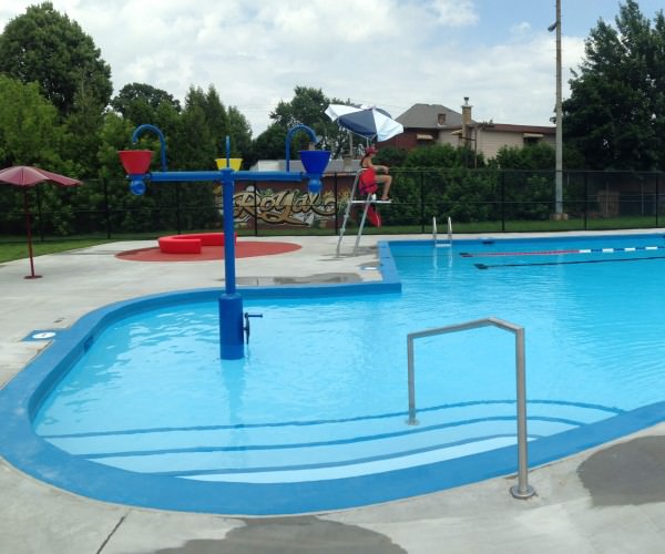 Public pool in Longueuil